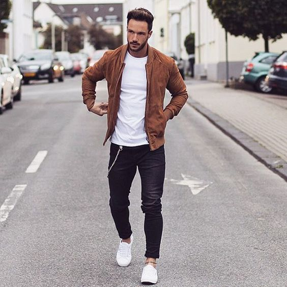 Разные мужские стили Associer un blouson aviateur en daim cognac avec un jean noir est une option ...