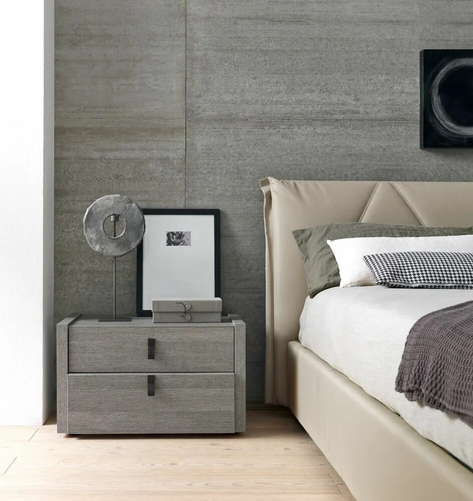 Разные прикроватные тумбы в интерьере спальни grey stained wall and side table bedroom Wooden bedroom furniture, Side tables b