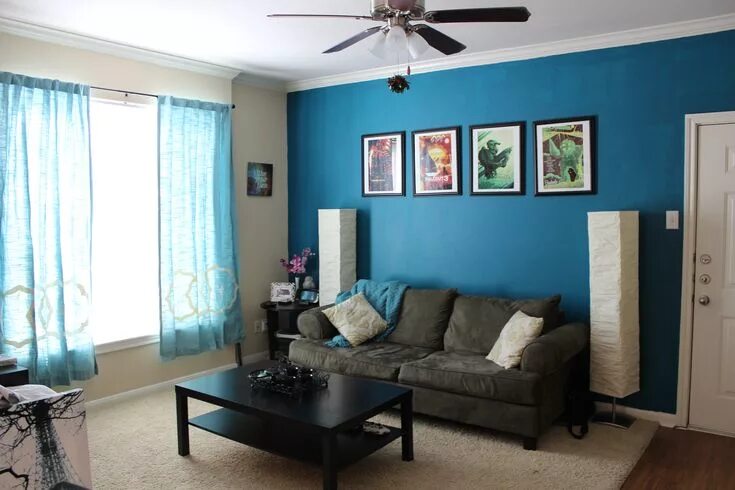 Разные стены в интерьере Teal accent wall with black and brown furniture. Teal living rooms, Accent walls