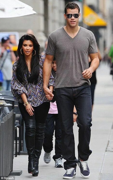 Разные в росте фото Kim Kardashian reunites with athlete husband Kris Humphries after hitting a spor