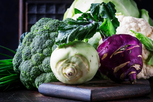 Разные виды капусты фото и названия Premium Photo Green kohlrabi cabbage brown background selective focus