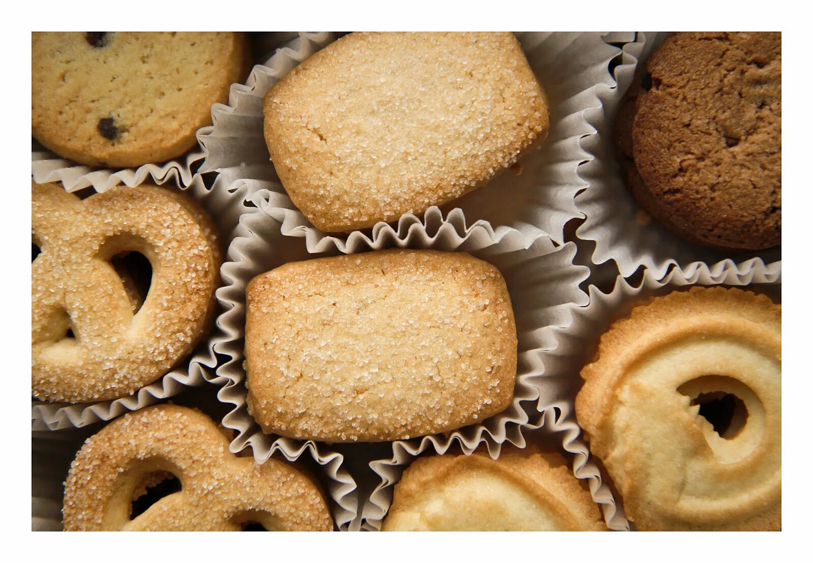 Разных печенья фото File:Danish butter cookies in container with wrappers, December 2009.jpg - Wikip