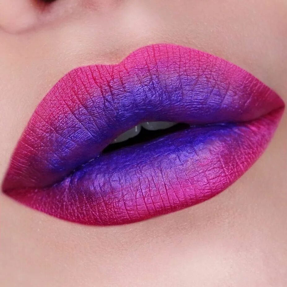 Разный макияж губ Oh my ombré ⚡ @thebeautynerd_nl creates this magical metallic lip using two of o