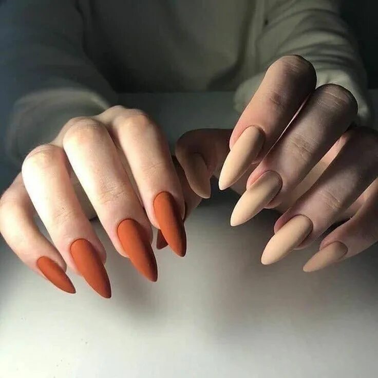 Разный маникюр на двух руках миндаль Long matte nails - Nails Ideas Manicura de uñas, Manicura, Uñas de gel simples