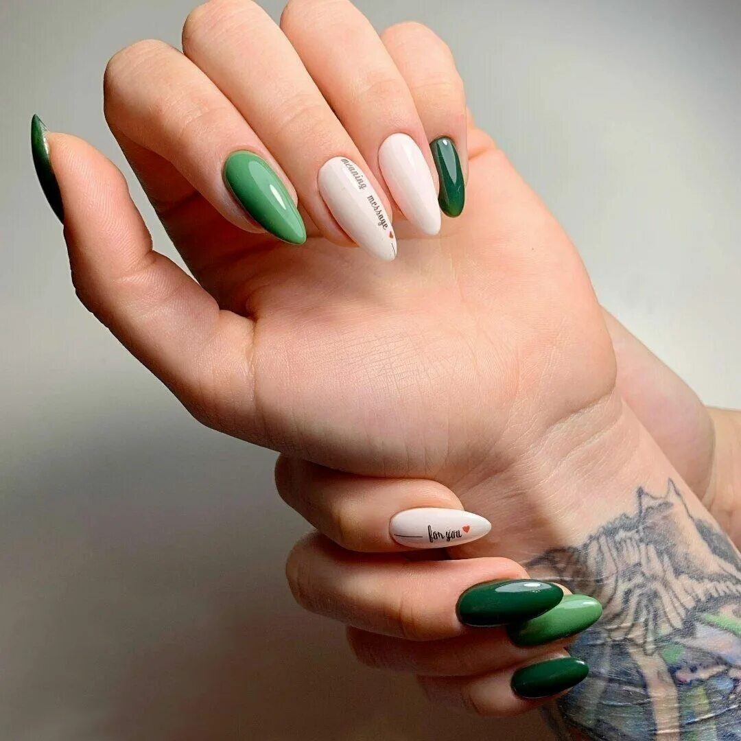 Разный маникюр на двух руках миндаль ʙ я ᴜ и ᴇ ᴛ ᴛ ᴇ Pretty nails, Almond nail art, Manicure