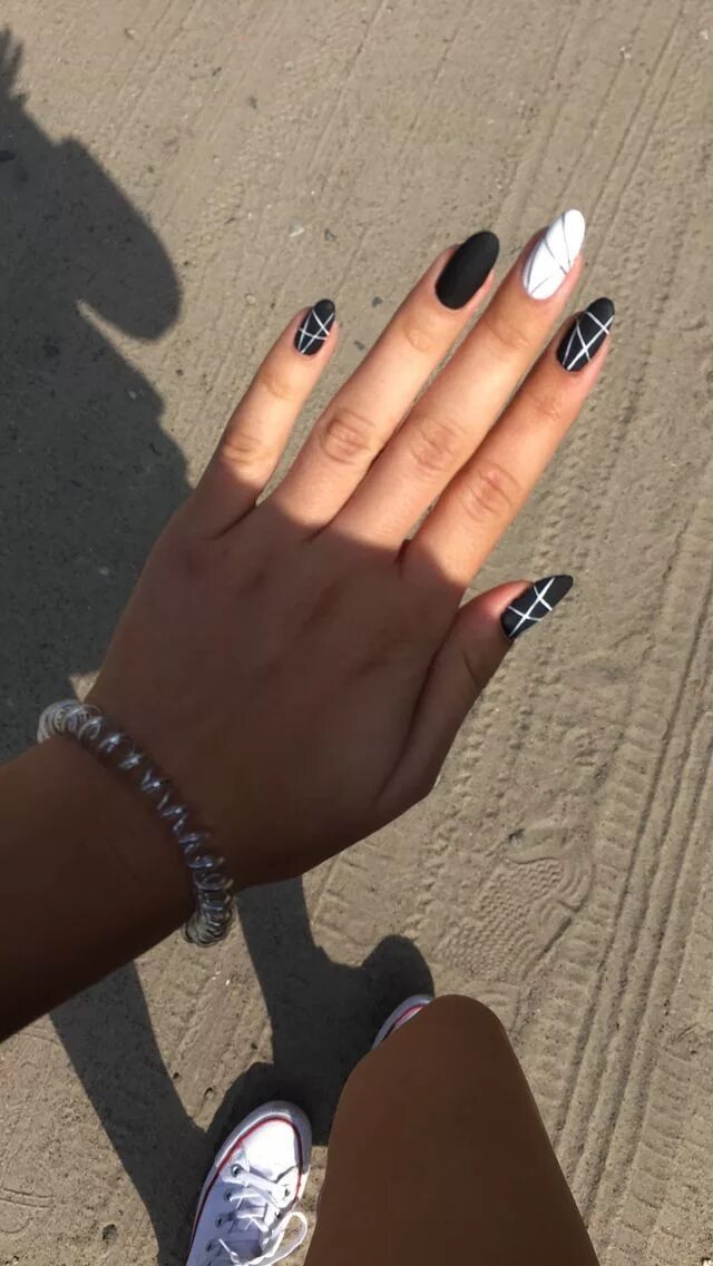 Разный маникюр на двух руках миндаль Pin by ⛓ your beautiful youth ⛓ on *manicure* Round nails, Gel nails, Cute nails