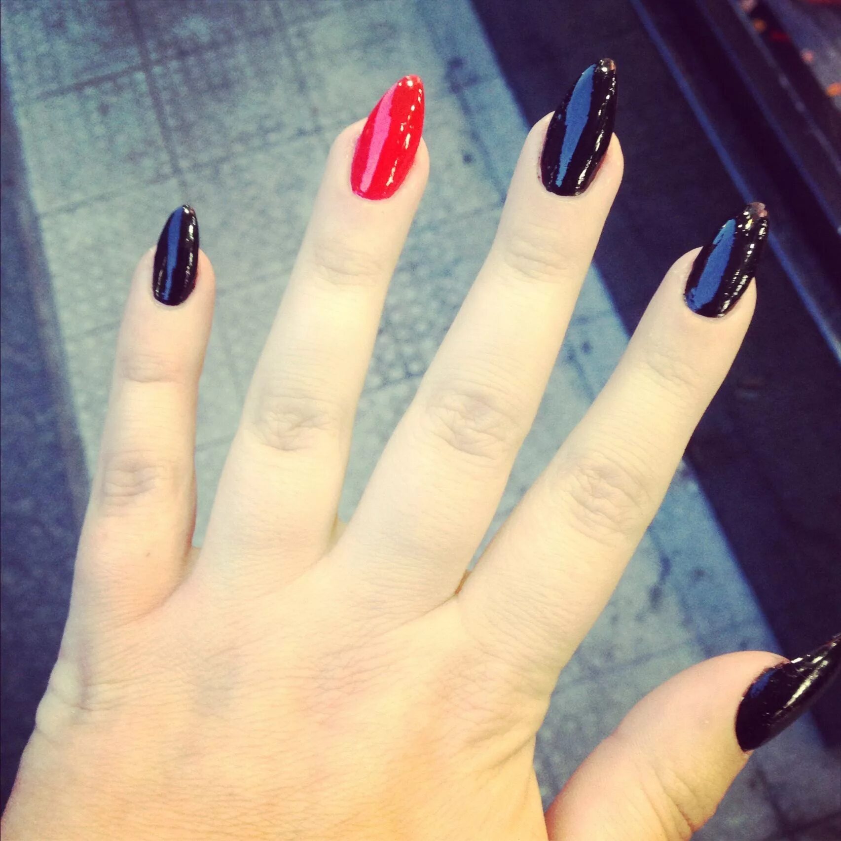 Разный маникюр на руках черно красные Pointy nails #pointy #nails #red #black Pointy nails, Red nails, Sensational nai