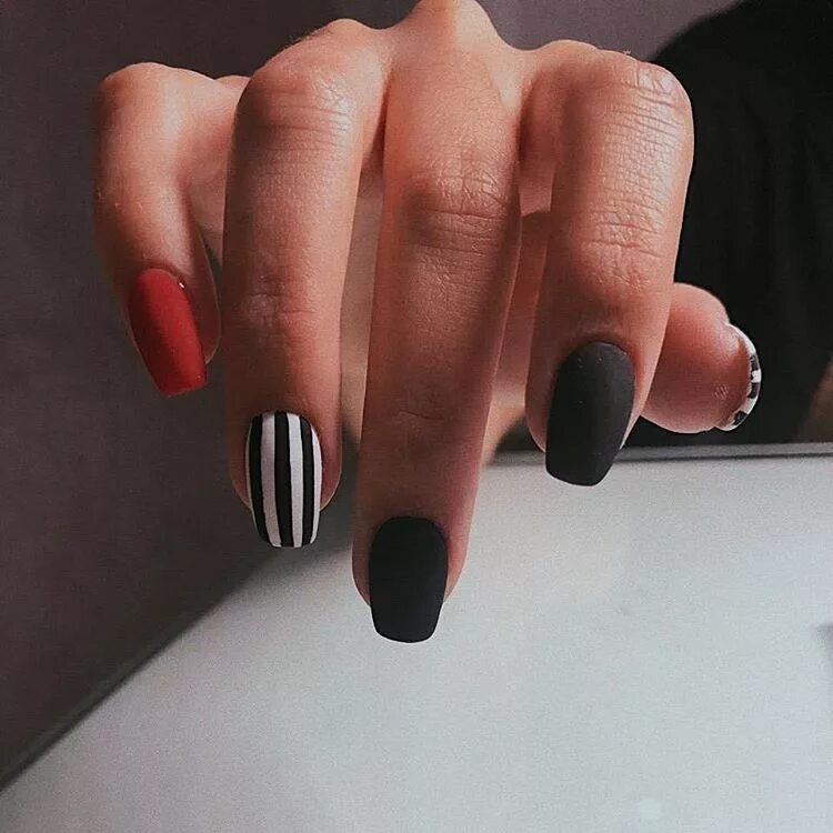 Разный маникюр на руках черно красные NAILS CLUB* Striped nails, Gel nails, Pretty nails