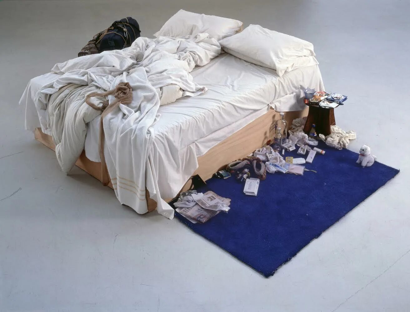 Разобранная кровать фото Tracey Emin's bed travels to Tate Liverpool