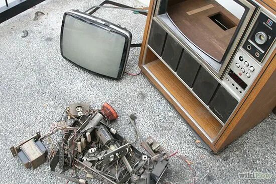 Разобранный телевизор фото How to Convert an Old TV Into a Fish Tank: An Easy Guide Old tv, Old tv consoles