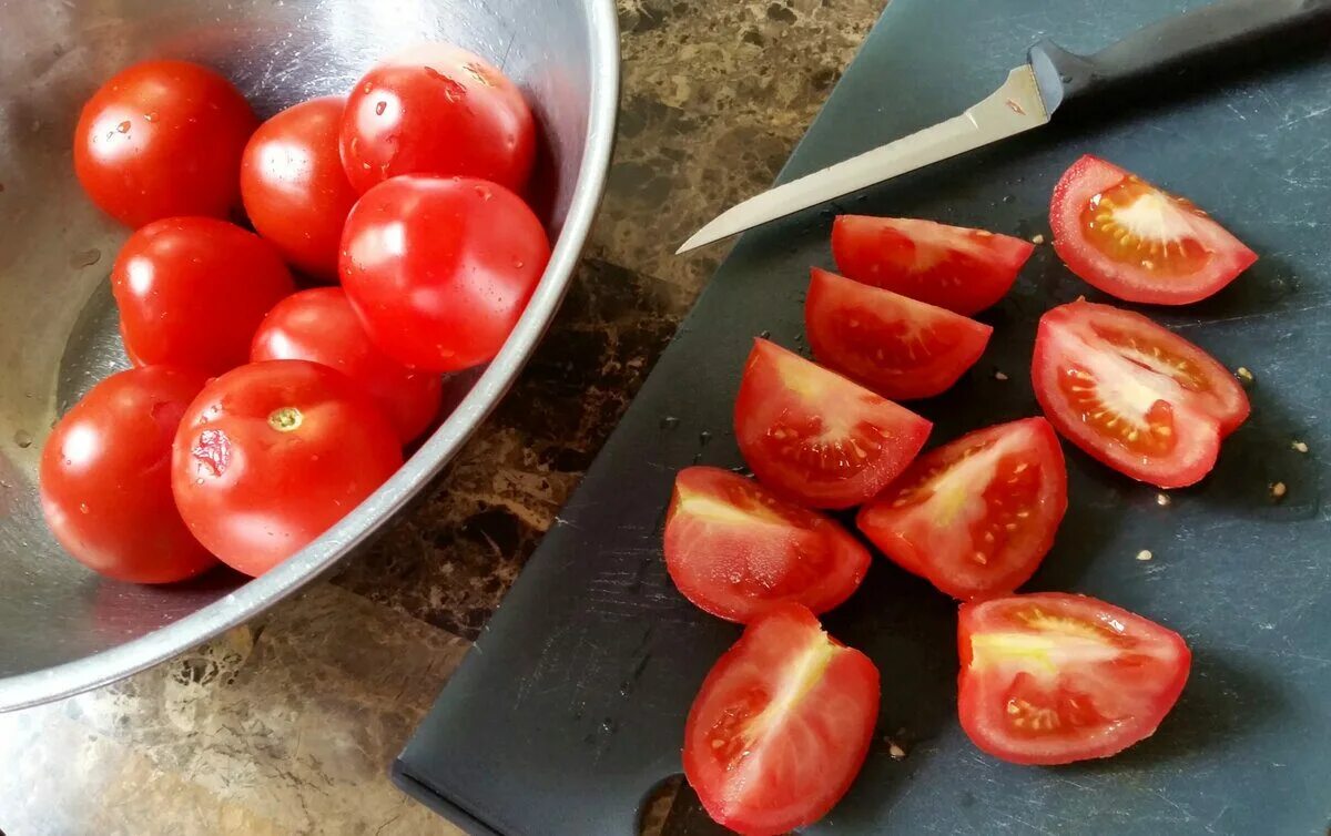 Разрезанный помидор фото Белковый салат с крабовым мясом Проект Роспотребнадзора "Здоровое питание"