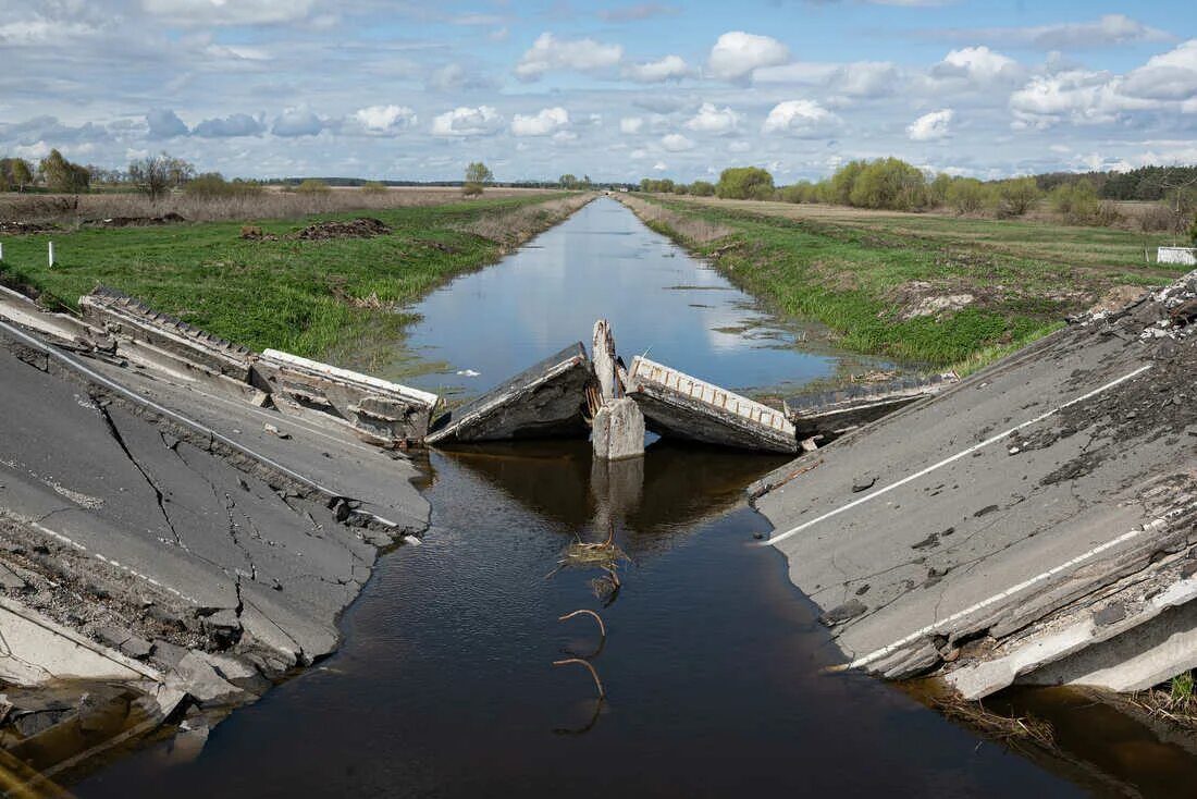 Разрушение моста фото Photos from Week 9 of Russia's invasion of Ukraine : The Picture Show : NPR