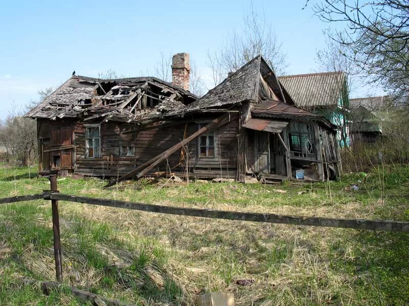 Разрушенные деревни фото В Омской области селянин бесплатно прописал мигрантов в заброшенном доме Последн