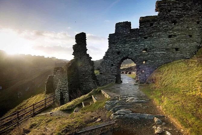 Развалины замка фото Glastonbury to Tintagel, Boscastle and Dartmoor 2-Day Tour 2024 - South West Eng