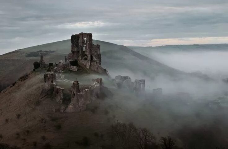 Развалины замка фото Pin by chloê on morgana pendragon Corfe castle, Castle, Dorset