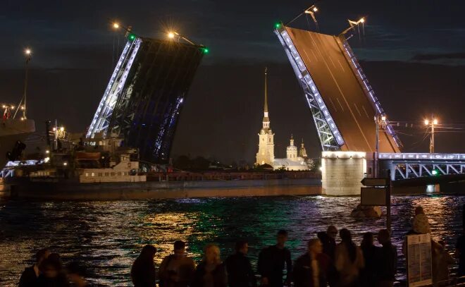 Разведение дворцового моста фото Дворцовый мост разведут в полночь под "Гимн Великому городу" Рейнгольда Глиэра