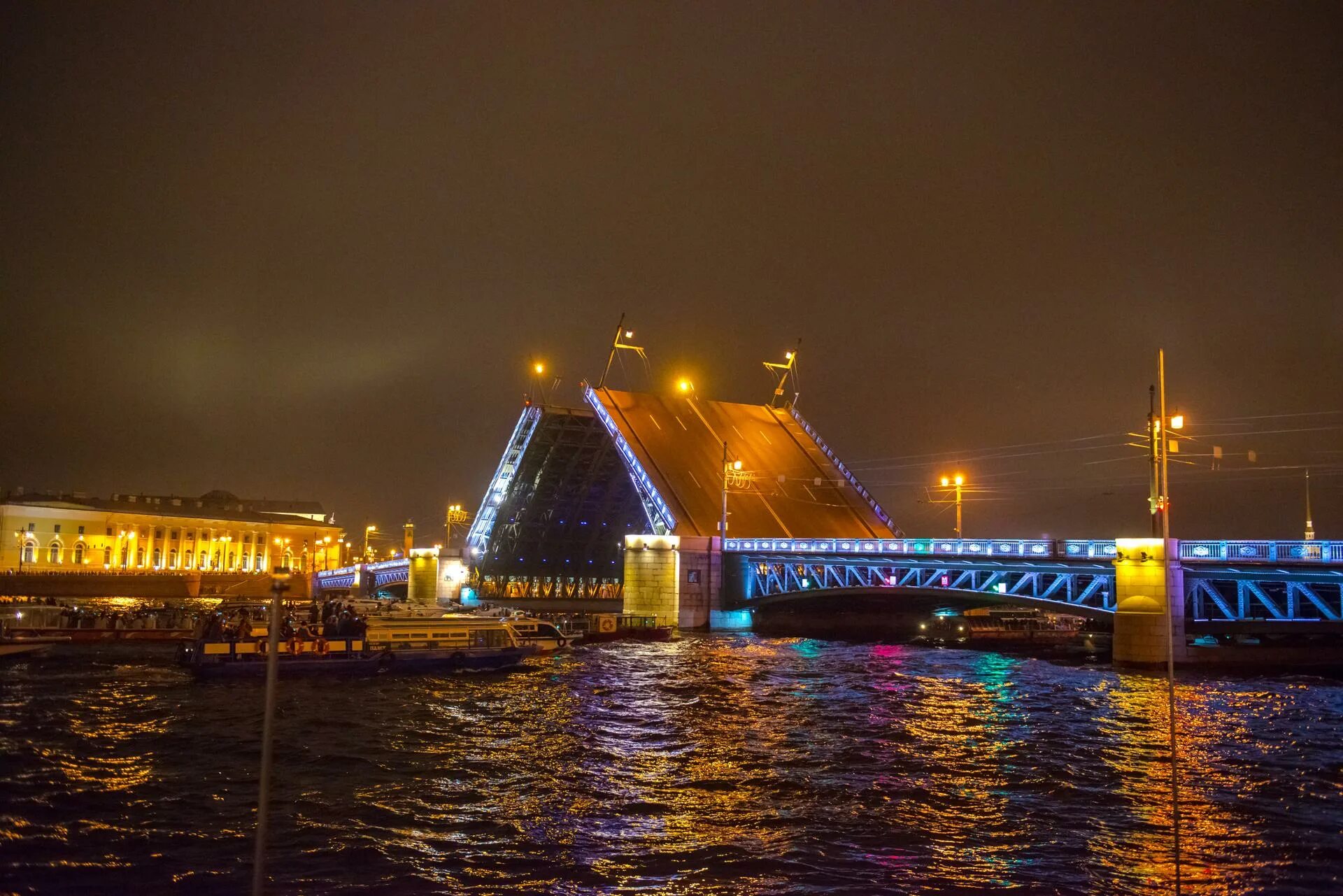 Разведенный литейный мост в санкт петербурге фото Подготовка к "Алым парусам" изменила график разводки мостов