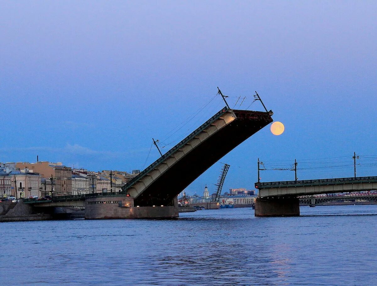 Разведенный литейный мост в санкт петербурге фото Архитектурное чудо. Литейный мост в деталях Телеканал "Санкт-Петербург" - Добрый