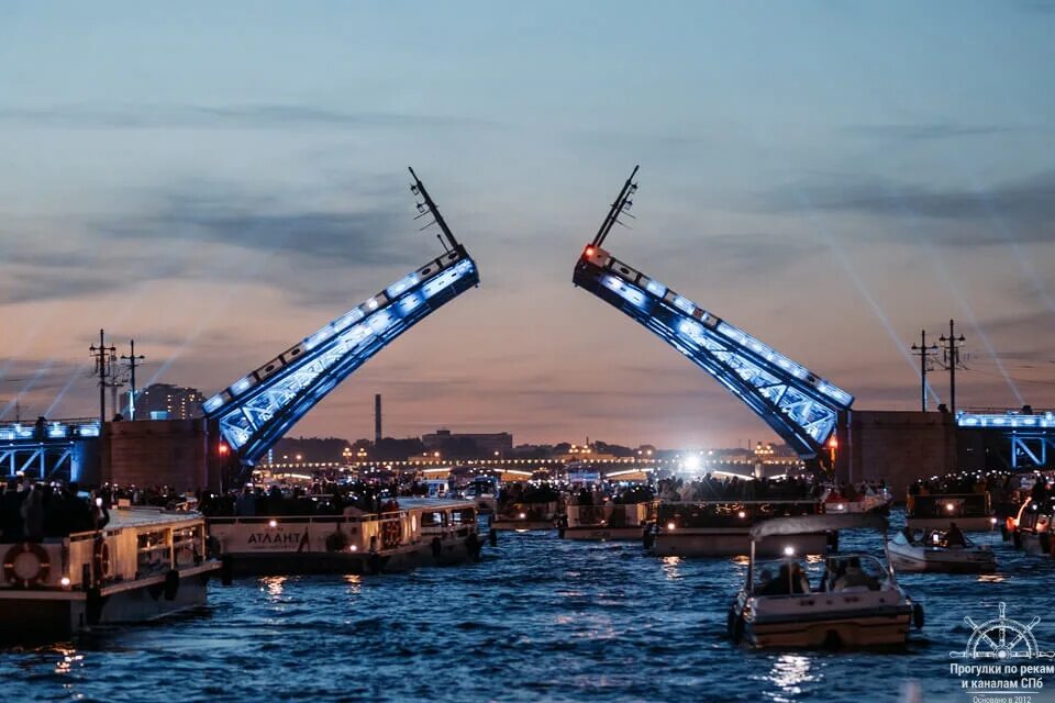 Разводные мосты фото Развод мостов на теплоходе - цены на ночную экскурсию в Петербурге, расписание и