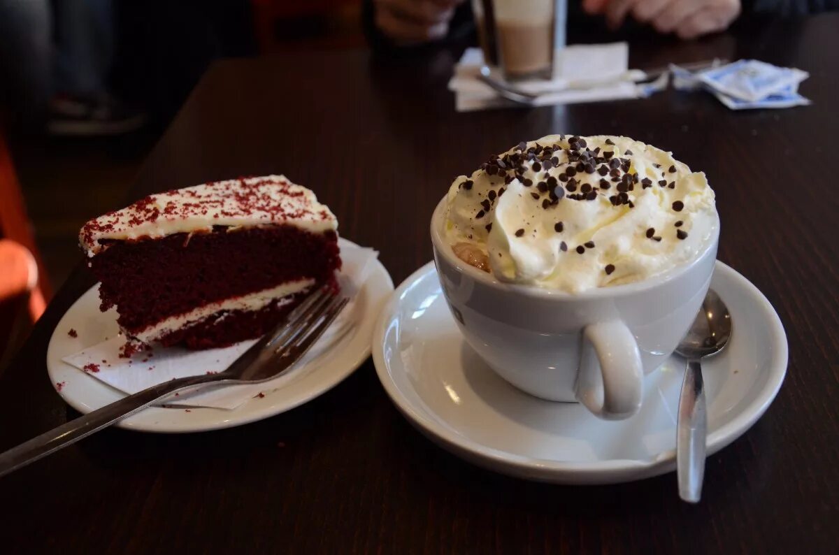 Реальное фото десерт и кофе 5 Popular Local Coffee Shops in Oslo - Oslo Blog