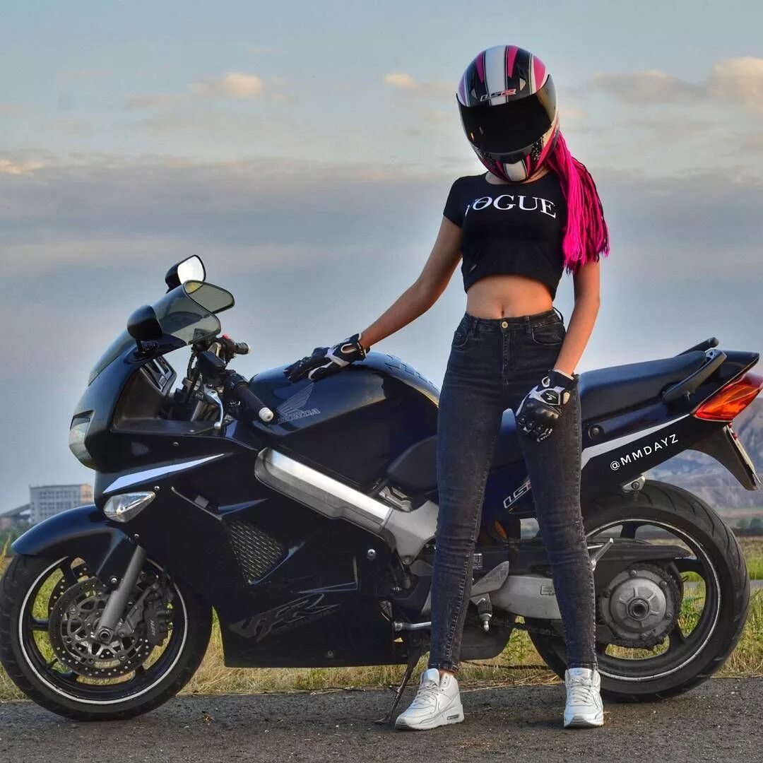 Реальное фото девушек на мотоцикле Biker girl on Honda https://www.facebook.com/MototcyclesAndMore/ Moto da ragazza