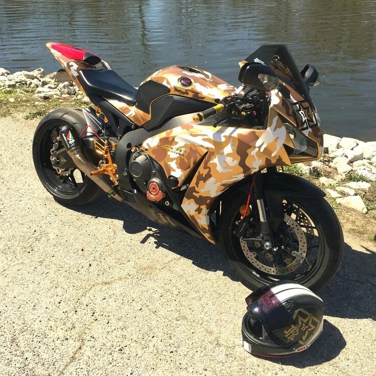 Реальное фото мотоцикла 2014 cbr1000rr gold camo. Austin racing GP1 exhaust. Dunlop Q3 tires. cbr 1000rr