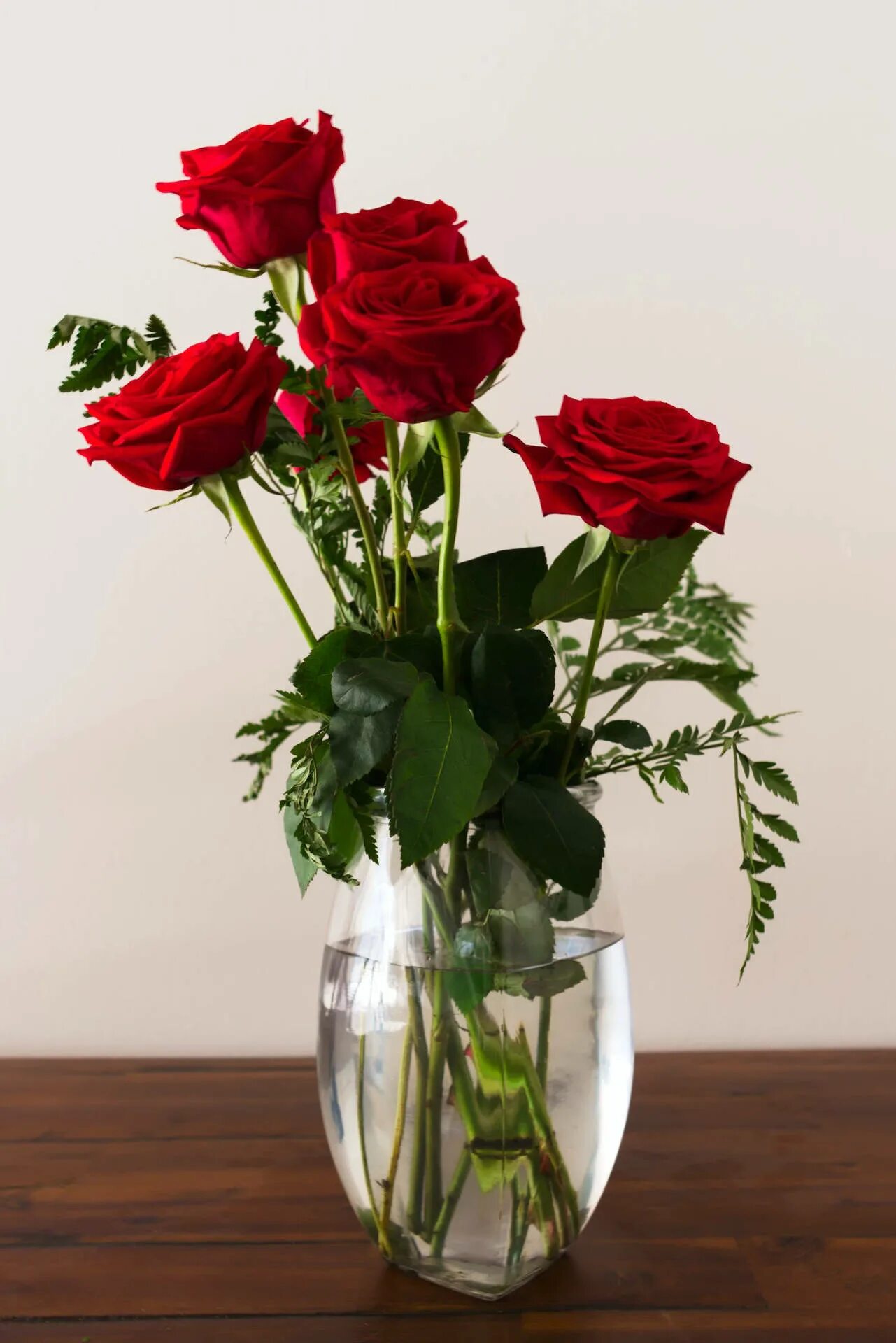 Реальное фото цветов в вазе Download Vase Of Red Rose Flowers Wallpaper Wallpapers.com