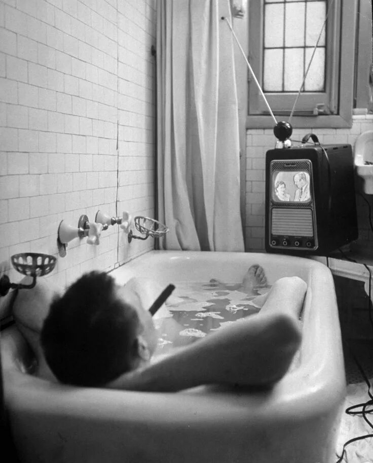 Реальное фото ванны LIFE Watches TV: Classic Photos of People and Their Television Sets Vintage bath