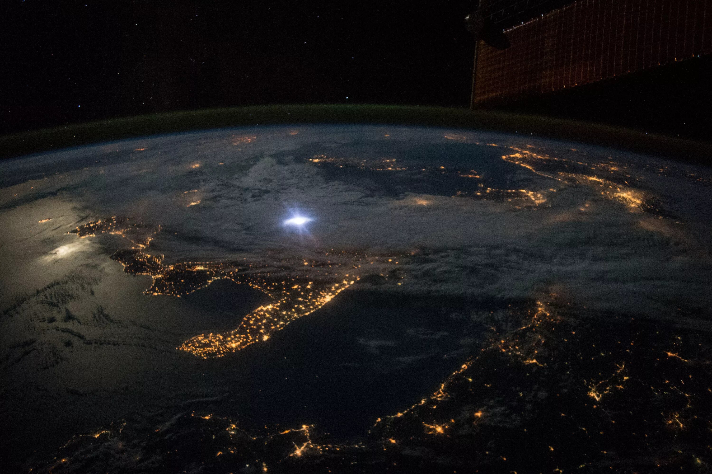 Реальное фото земли File:ISS-45 Italy night view (1).jpg - Wikimedia Commons