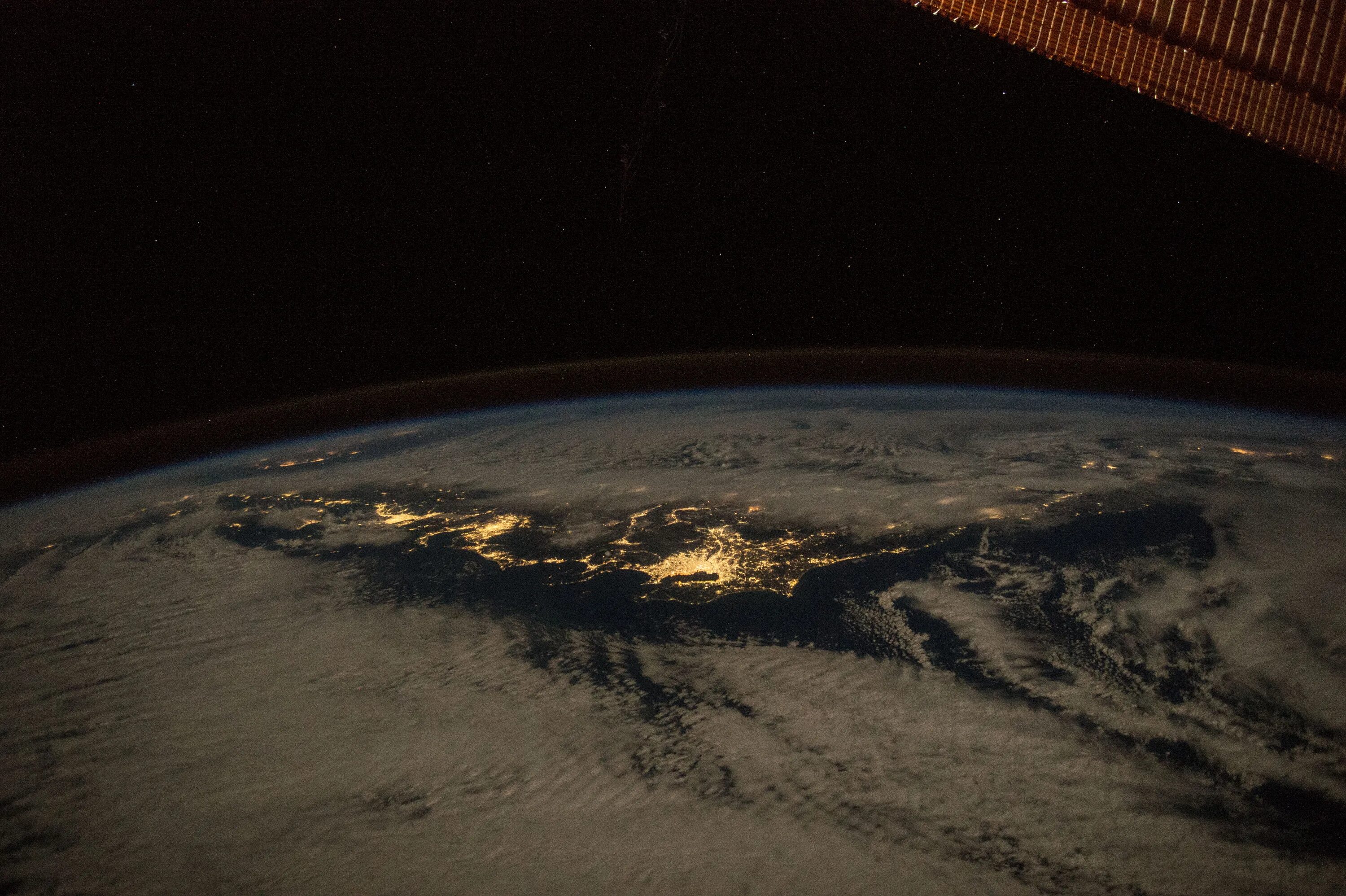 Реальное фото земли 1972 File:ISS-46 Japan at night.jpg - Wikimedia Commons