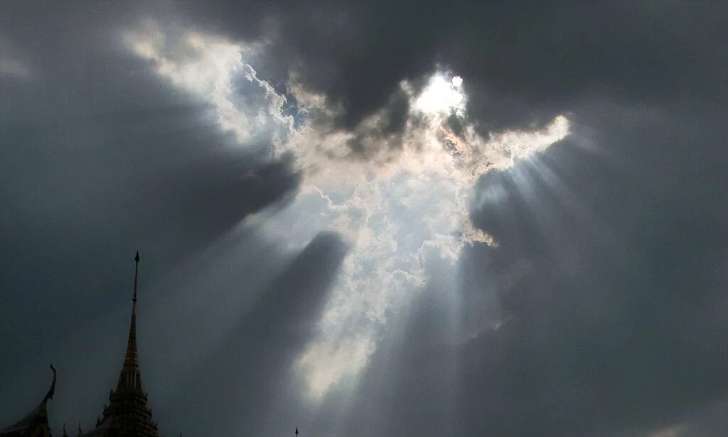 Реальные фото ангелов в небе Good heavens above! Photographer captures angel in the clouds over Thai Buddhist