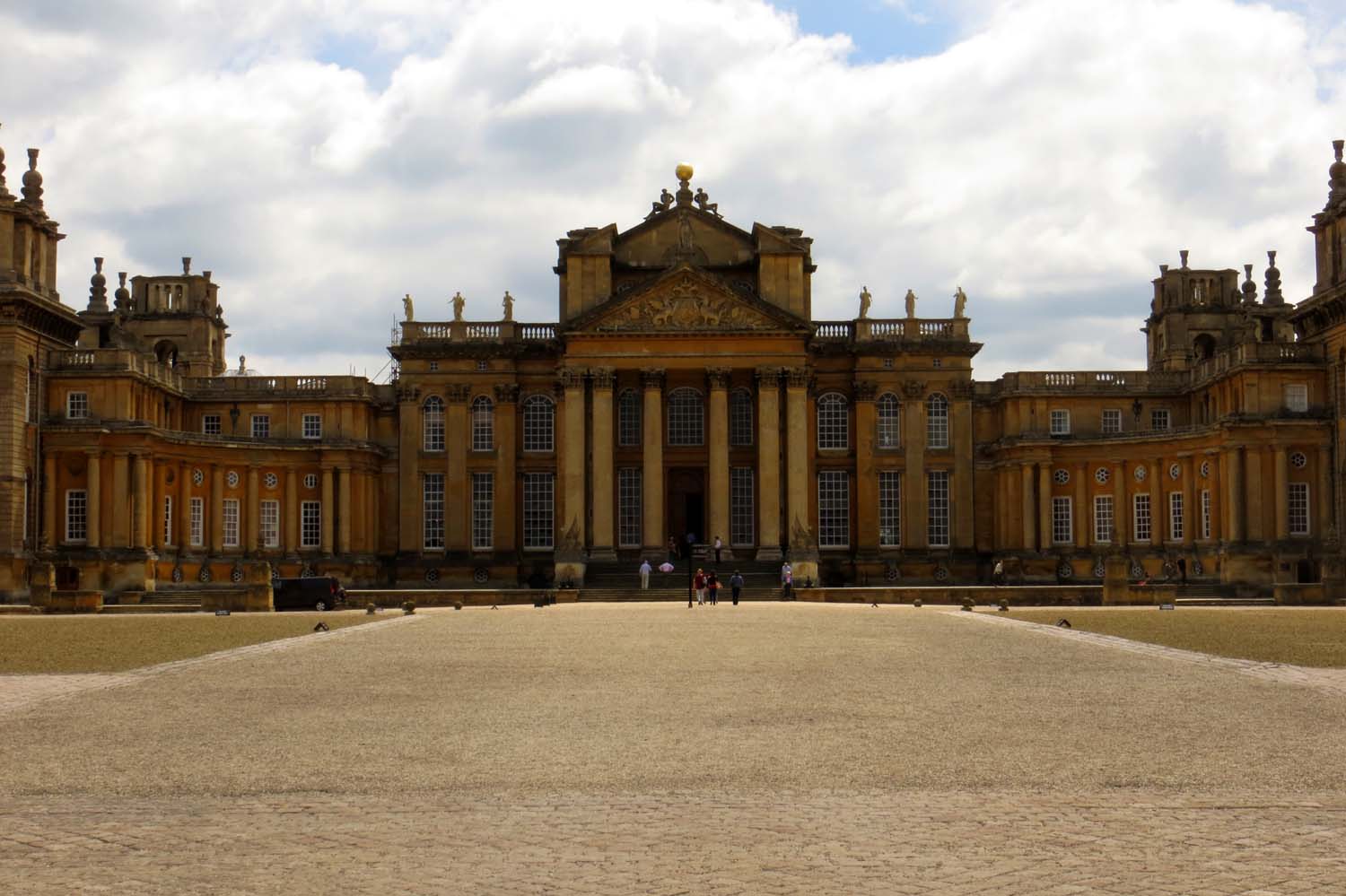 Реальные фото дворца File:Blenheim Palace from the Great Court - geograph.org.uk - 4033179.jpg - Wiki