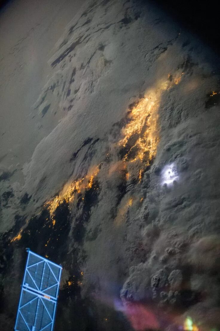 Реальные фото космоса без фотошопа Storms over Southern California, with lightning and city lights visible through 