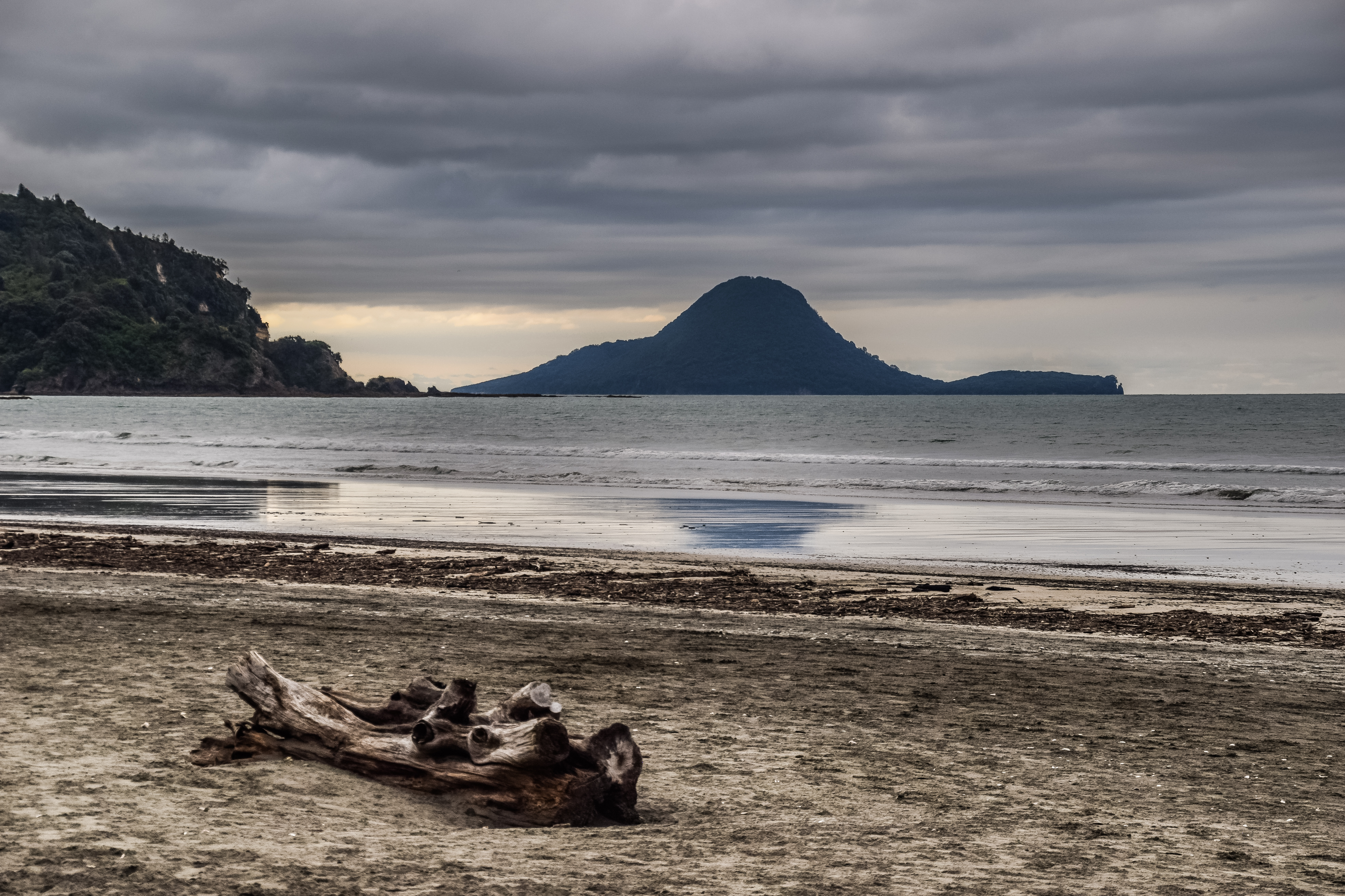 Реальные фото острова File:Moutohora Island from Ohope Beach 02.jpg - Wikimedia Commons