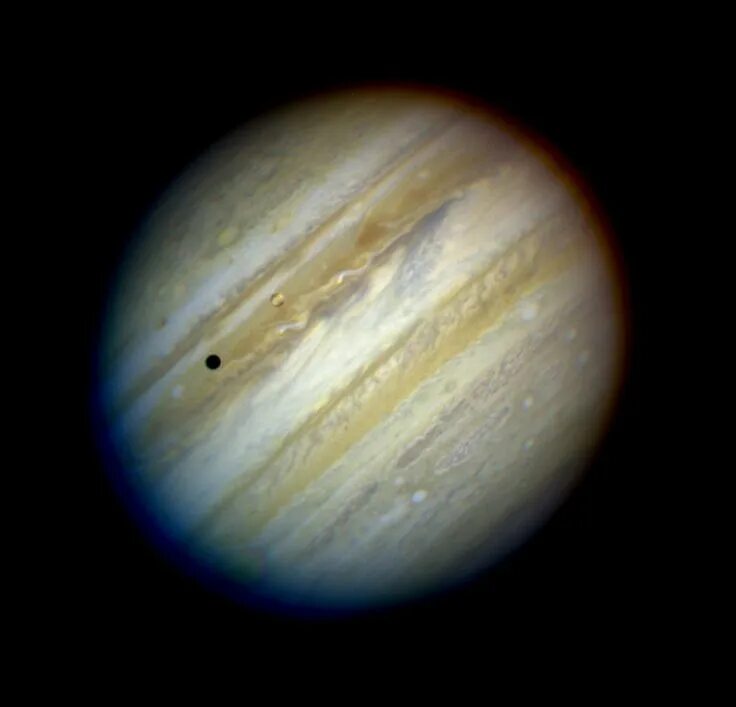 Реальные фото планет с телескопа This is a true colour image of Jupiter. Two of it's large satellites can also be