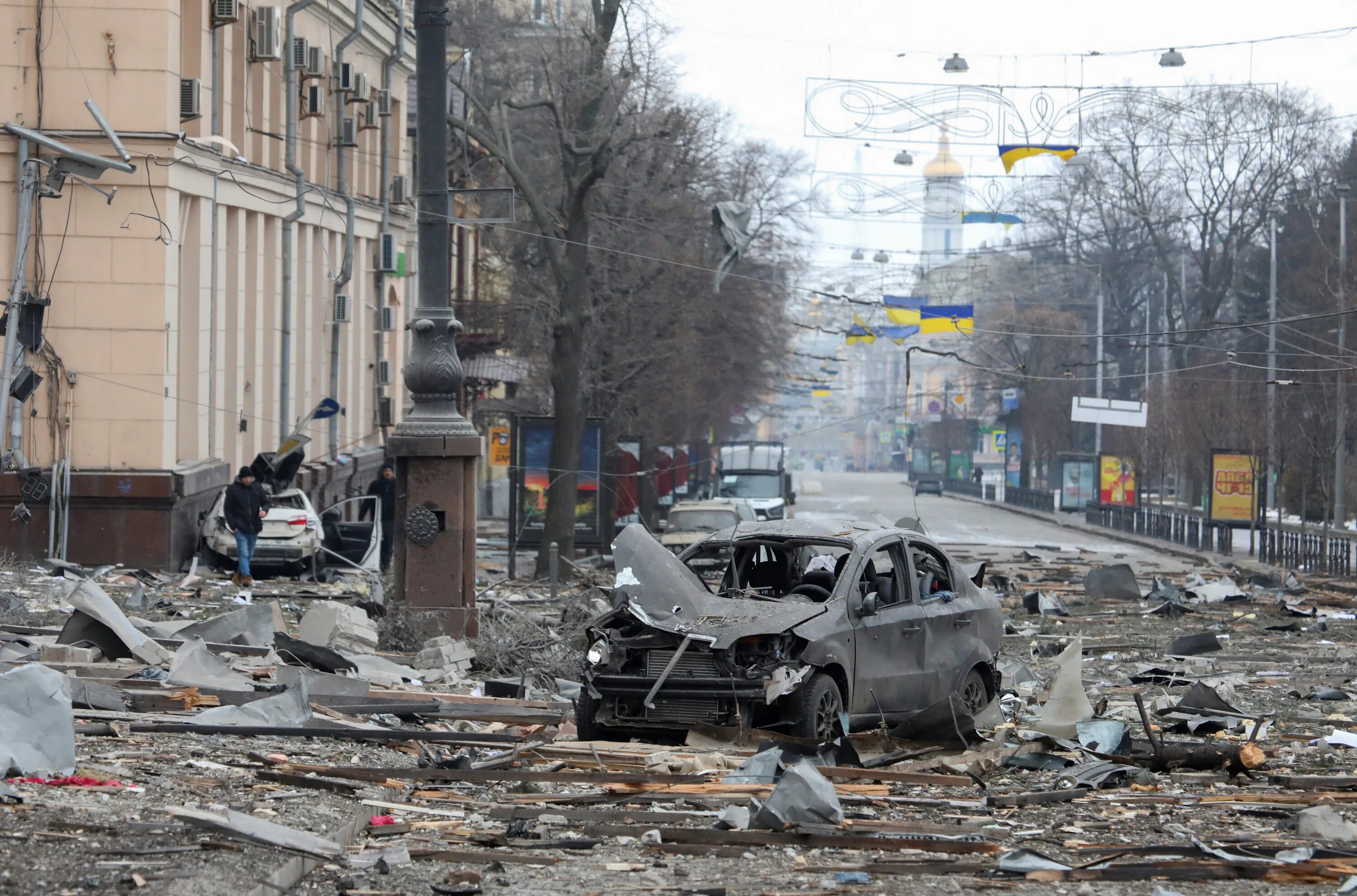 Реальные фото украины сегодня A Kyiv family returned from a night in a shelter to find bullets in their home