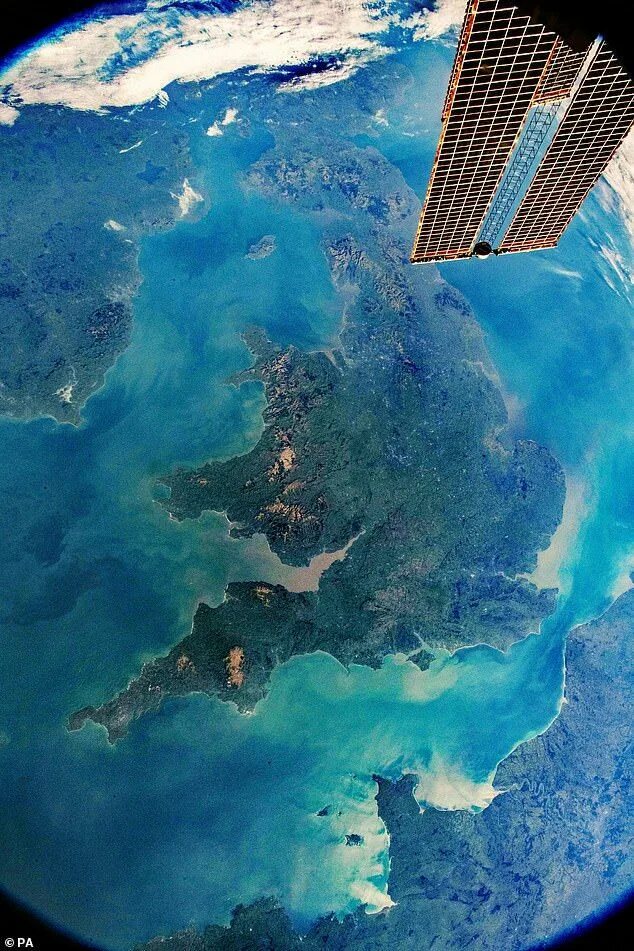 Реальные фото земли со спутника Out of this world! Crystal clear image reveals the UK’s expansive green landscap