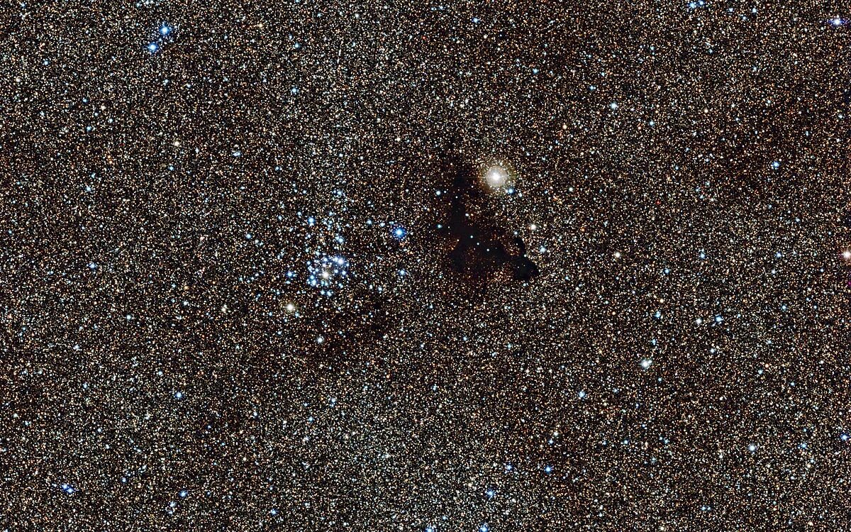 Реальные фото звезд в космосе Файл:Cluster NGC 6520 and the strangely shaped dark cloud Barnard 86.jpg - Викип