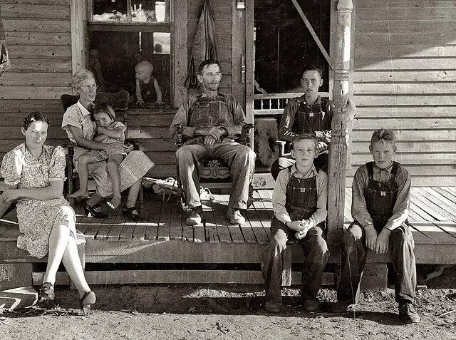 Реальные старые фото 1938-Family on the Porch Family time, Old pictures, Old photos