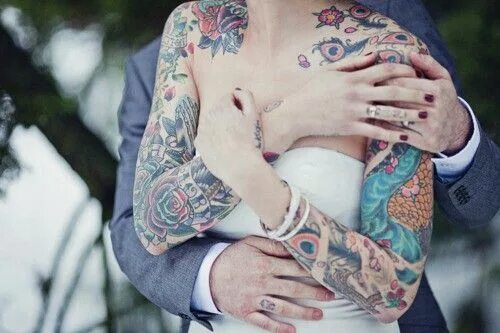 Реальные тату фото Pin by Bruna Aguilar on CASAIS TATUADOS Brides with tattoos, Couple tattoos, Wed