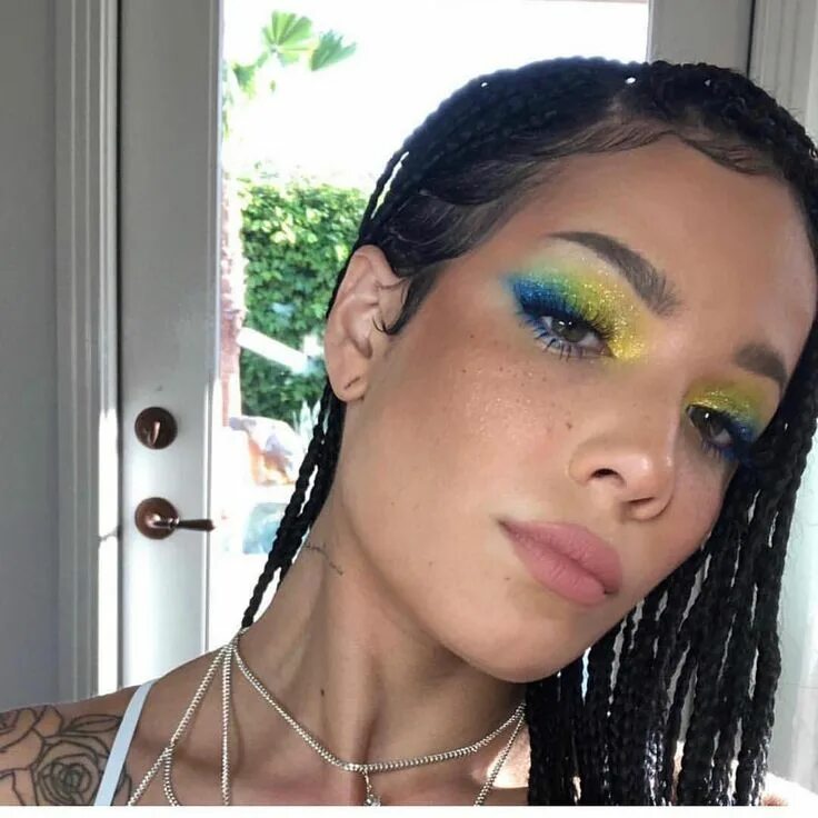 Реальный макияж Halsey Obsessed on Instagram: "Her edges, her makeup, her eyebrows, her freckles