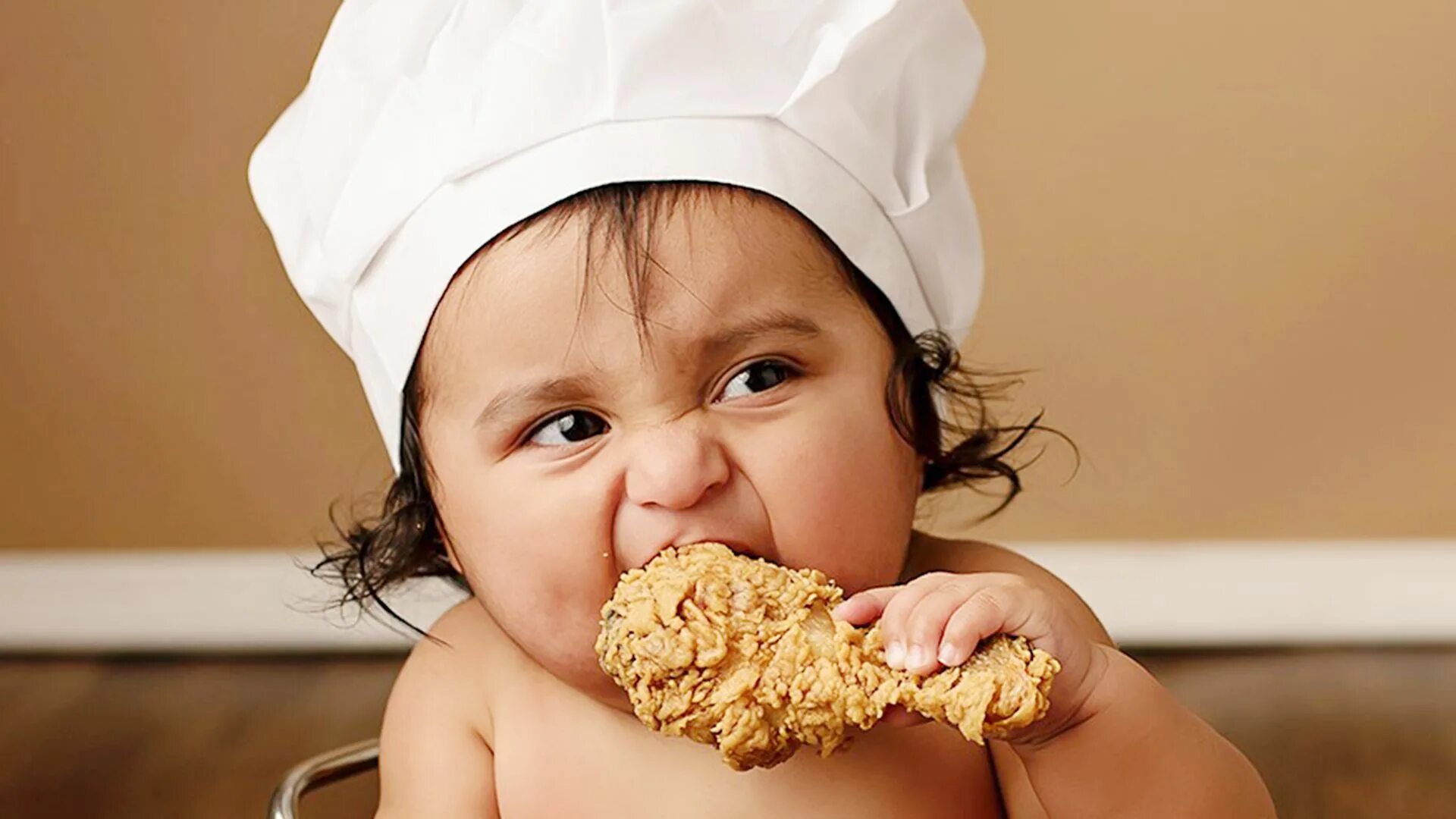 Ребенка холл фото This baby trying fried chicken for the 1st time is the best thing you’ll see tod