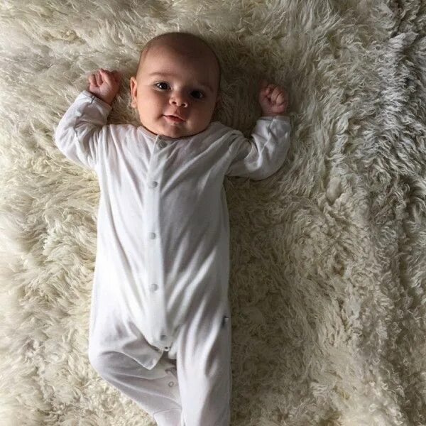 Ребенку 1 месяц фото дома Kourtney Kardashian Shares First Photo of Baby Boy Reign Aston Disick - E! Onlin