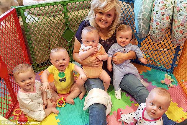 Ребенку 5 дней фото Kentucky parents of quintuplets reveal average day in their home Daily Mail Onli