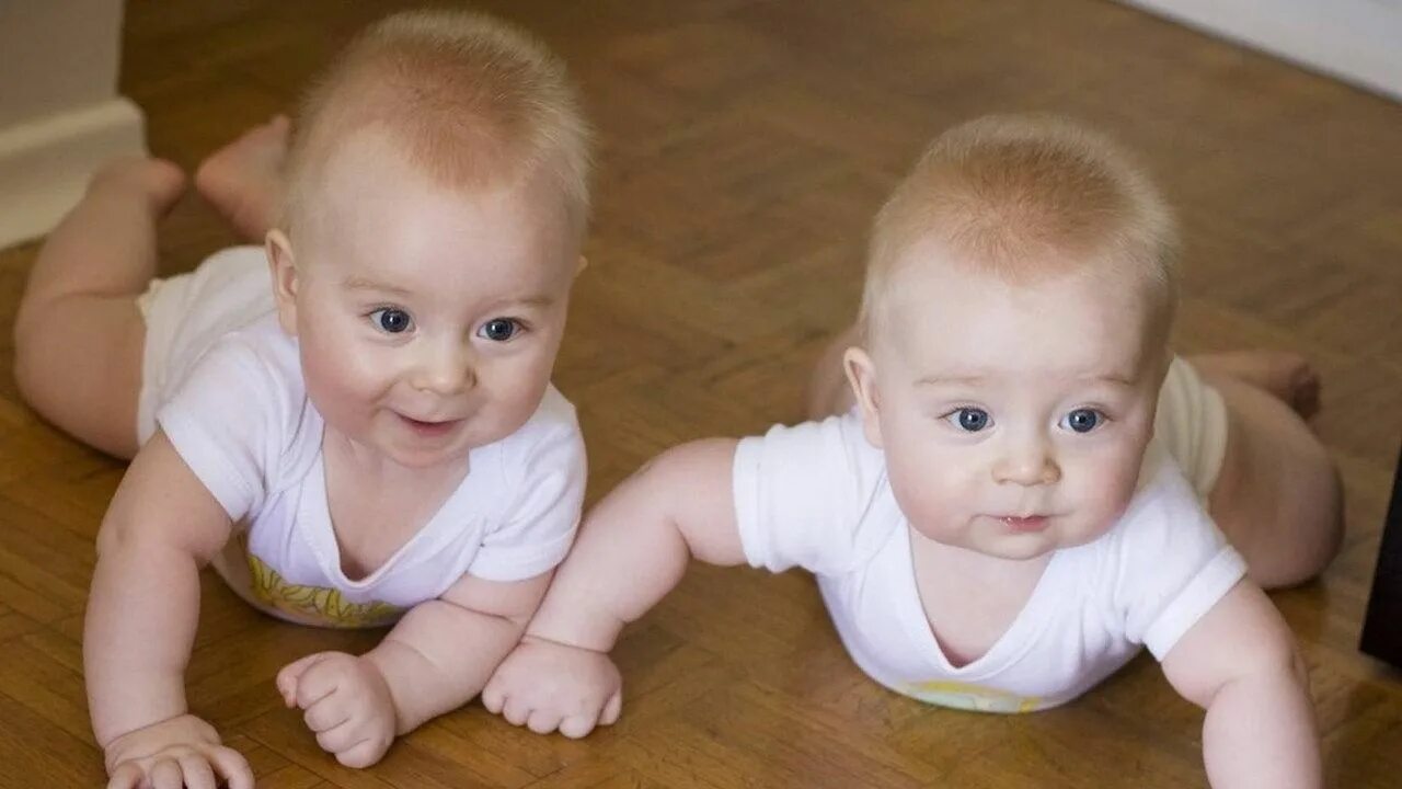 Ребенок 1 год 2 месяца фото Cute twin babies Bambini, Maternità