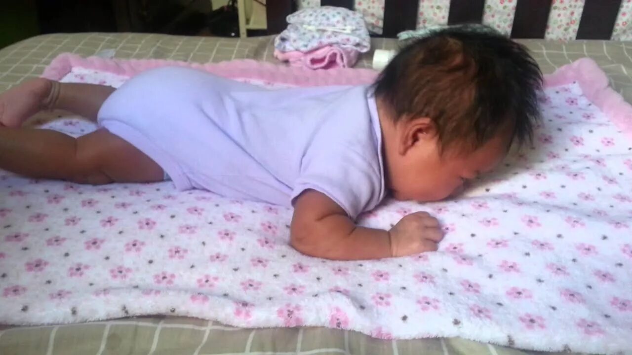 Ребенок 2 месяца держит голову фото 1 month old baby tummy time before bath - YouTube