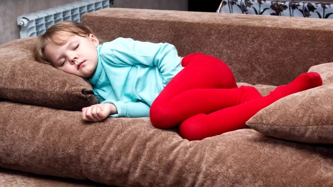 Ребенок на диване фото 10 People Who Fell Asleep At The Worst Time - YouTube