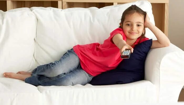 Ребенок на диване фото This is why you should remove digital devices from your kids bedroom Health News