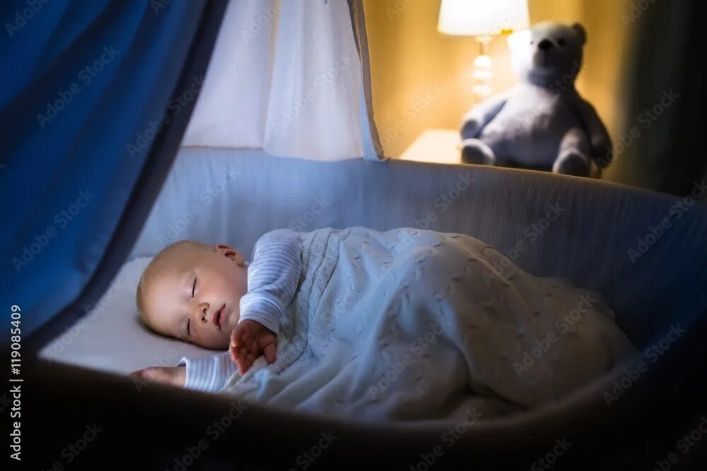 Ребенок спит ночью фото Baby boy sleeping at night Фотографія Stock Adobe Stock