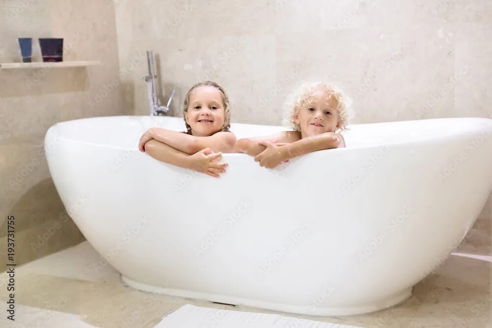 Ребенок в ванне фото Kids in bath. Children bathing. Family bathroom. фотография Stock Adobe Stock